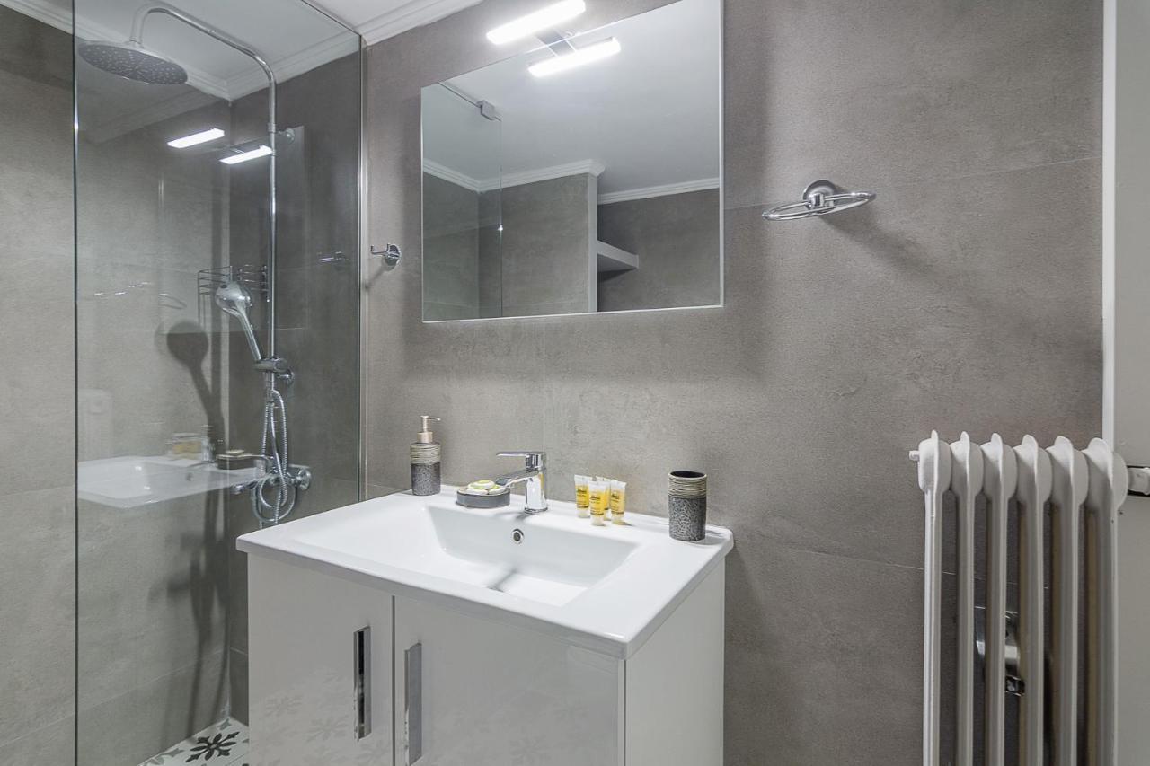 A Modern 2-Bedroom Apartment Near Areios Pagos Athen Eksteriør billede